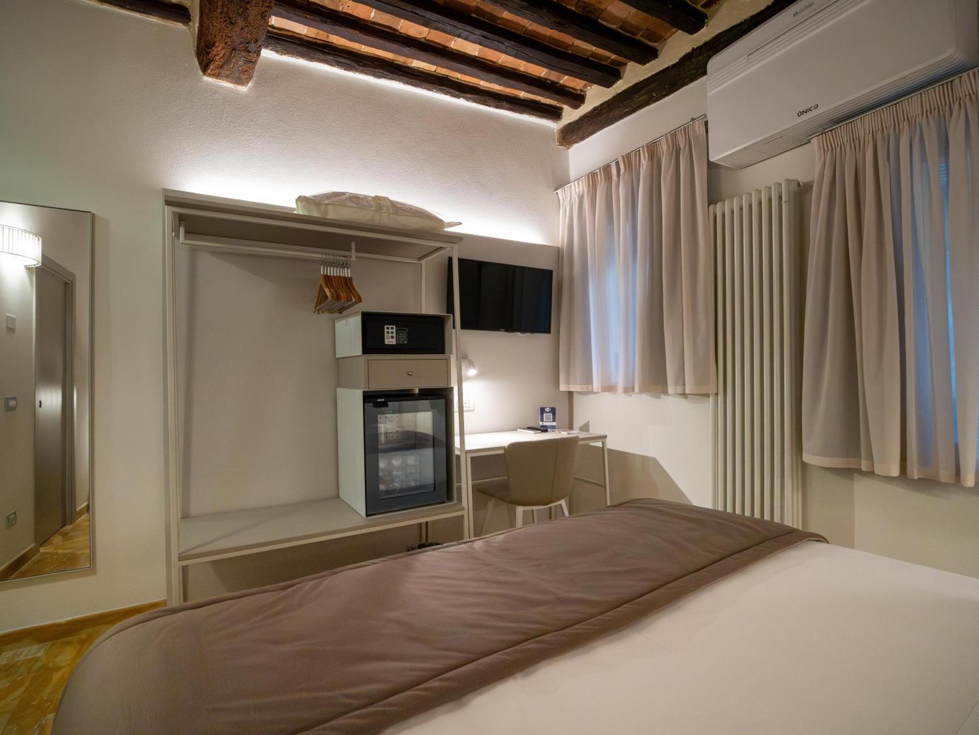 Torre Del Fuggisole Hotel เซียนา ภายนอก รูปภาพ
